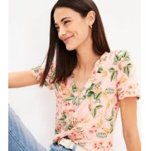 ⭐️ LOFT Tropical Floral V-Neck T-Shirt Large